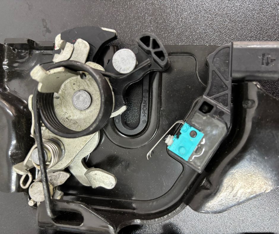 5 前車廂蓋閂鎖感測器
